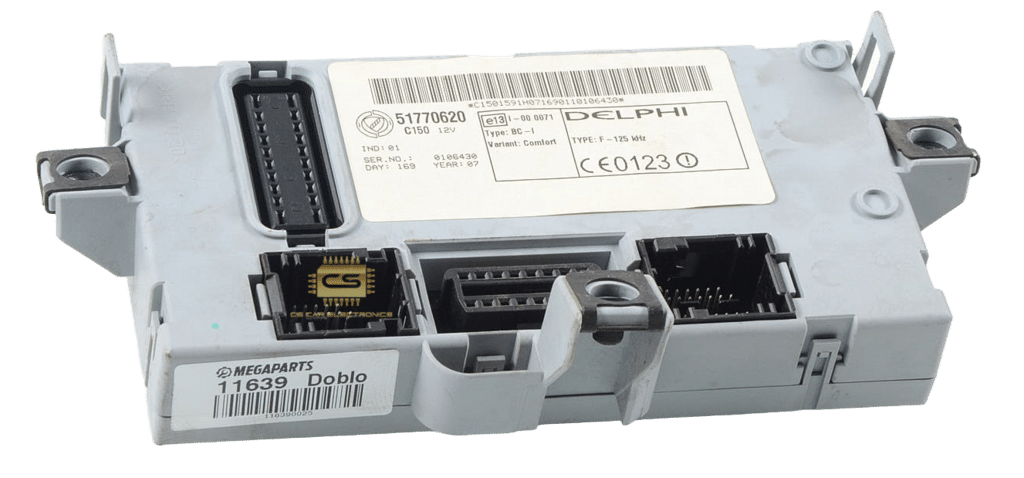 Ein Fiat BSI-Modul in Nahaufnahme: Das kompakte, steuergerät aus Kunststoff ist mit mehreren Steckverbindungen ausgestattet. Es dient als zentrale Schnittstelle für die elektrische Steuerung und Kommunikation verschiedener Fahrzeugfunktionen.