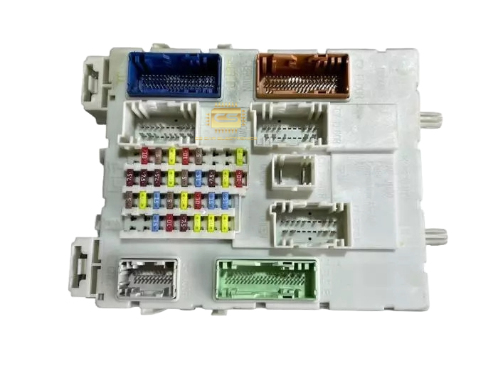 Ein Ford BCM-Modul in Nahaufnahme: Das Kunststoff-Steuergerät mit mehreren Steckverbindungen dient als zentrale Schnittstelle für die elektrische Steuerung und Kommunikation verschiedener Fahrzeugfunktionen.